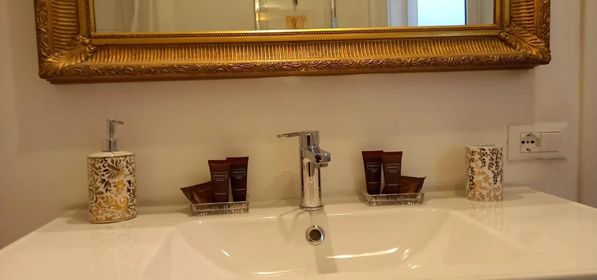 La Dimora Dell'Antiquario Apartment Rome 0*,  Italy